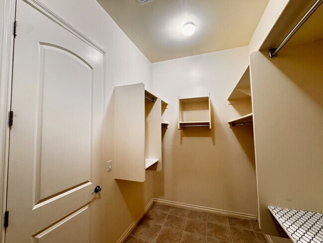Building Photo - 4 Bedroom + den energy efficient Hamilton High