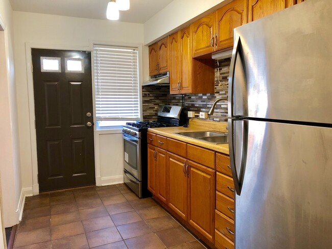 Building Photo - Updated 3 Bedroom Townhome - Edmondson/Hun...