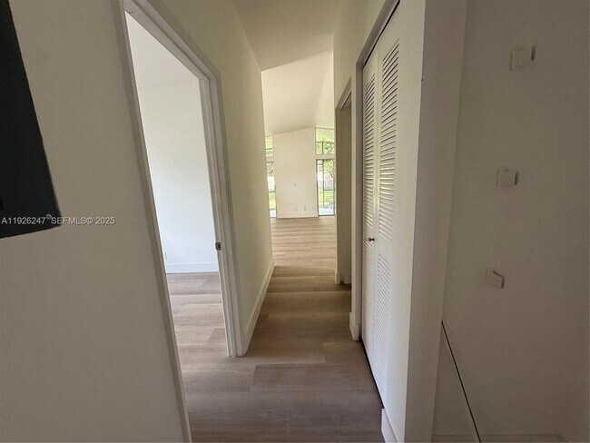 Building Photo - 15749 Woodgate Ct