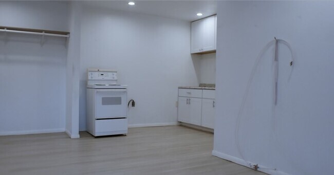 Kitchen - 312 Maxine Ave