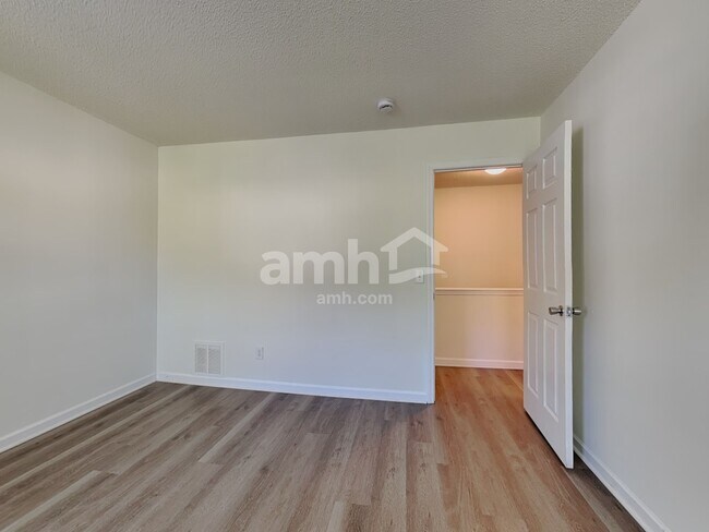 Building Photo - 532 Osborne Rd