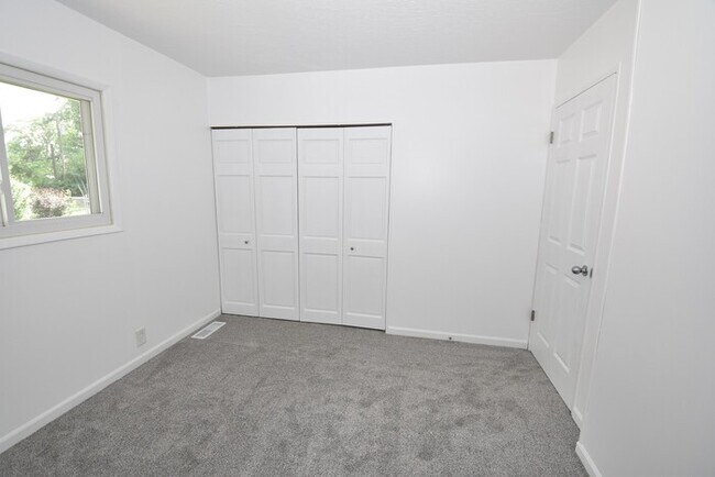 Building Photo - 3 bedroom 1 bath home in Edison Park