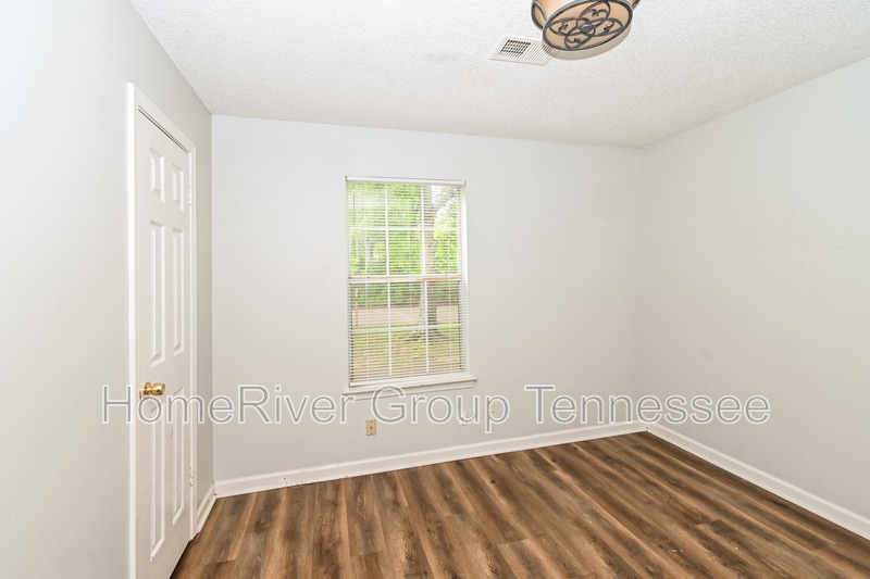 Building Photo - 7007 Village Ln
