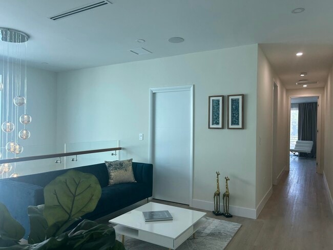 Building Photo - 1125 NE 17th Ave