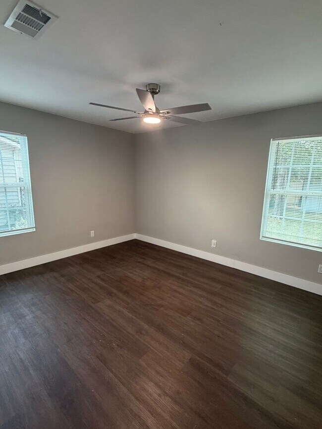 Building Photo - Spacious 3-Bedroom Home for Lease in Established Hurst Neighborhood