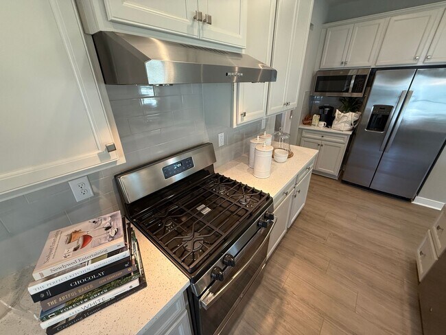 Building Photo - Never loved in Model Homes