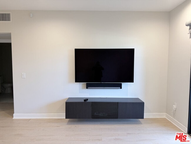 Building Photo - 5015 Balboa Blvd