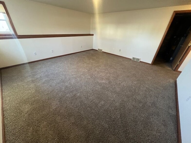 Building Photo - 910 N Clover Ln