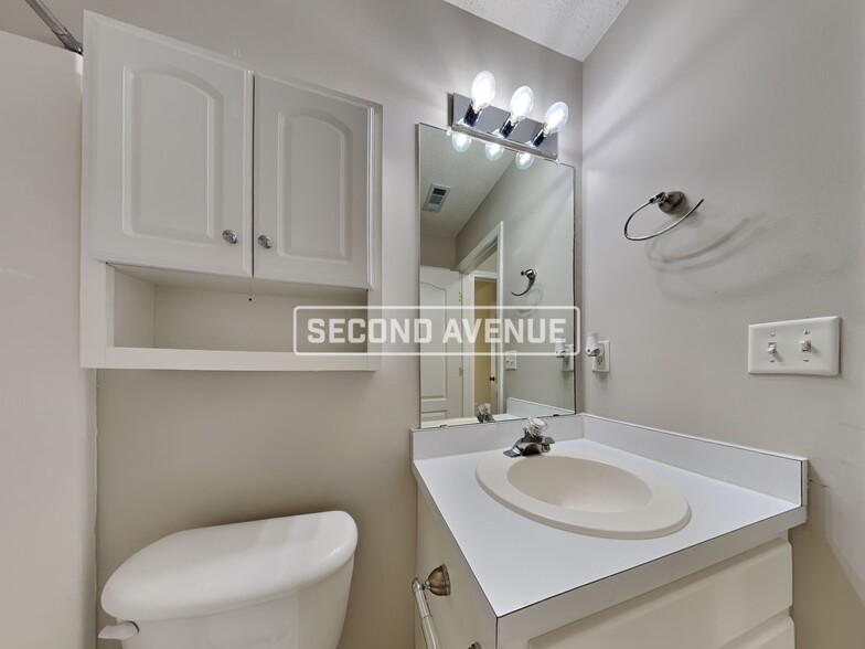 Building Photo - 661 Morningside Dr N