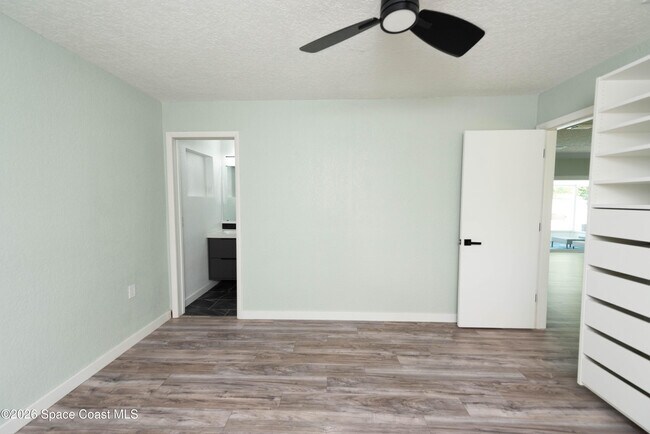 Building Photo - 347 S Lakeside Dr