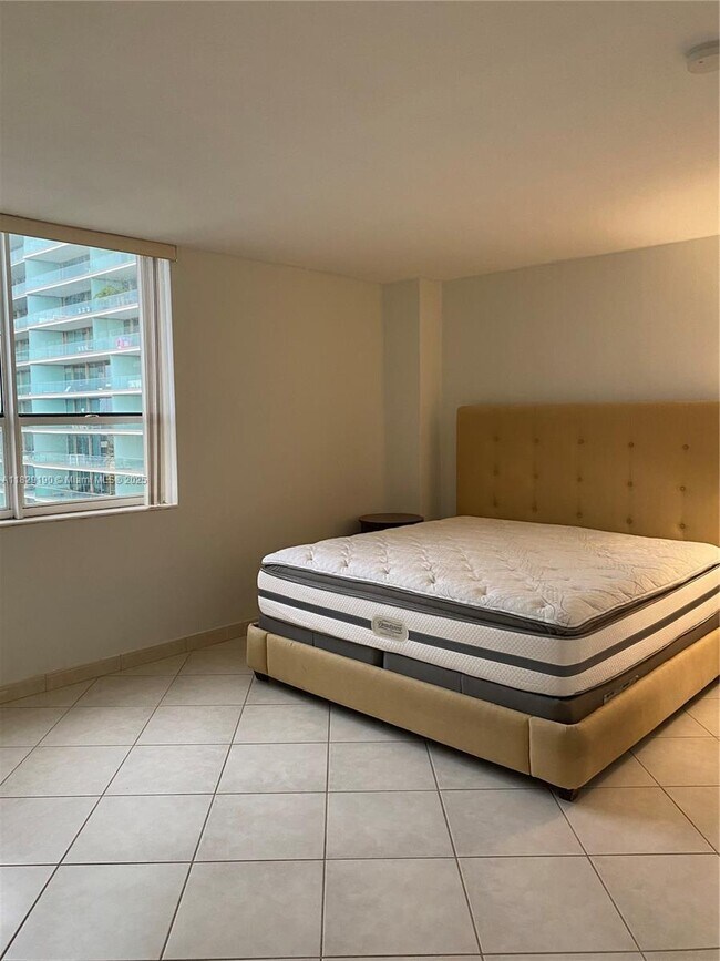 Building Photo - 10185 Collins Ave