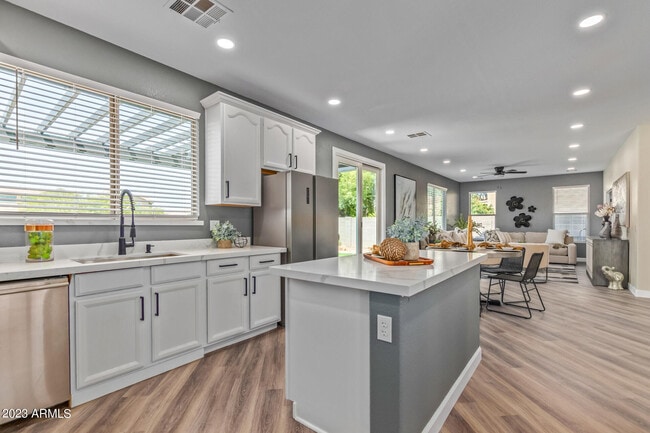 Building Photo - 32934 N Cherry Creek Rd