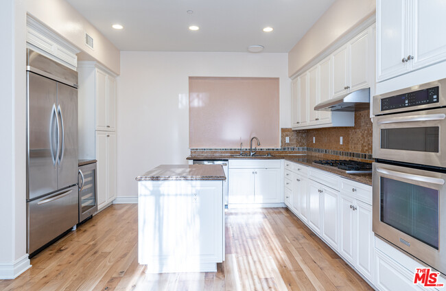 Building Photo - 6241 Crescent Park W