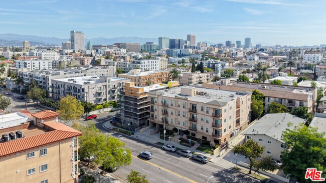 Building Photo - 956 S Wilton Pl