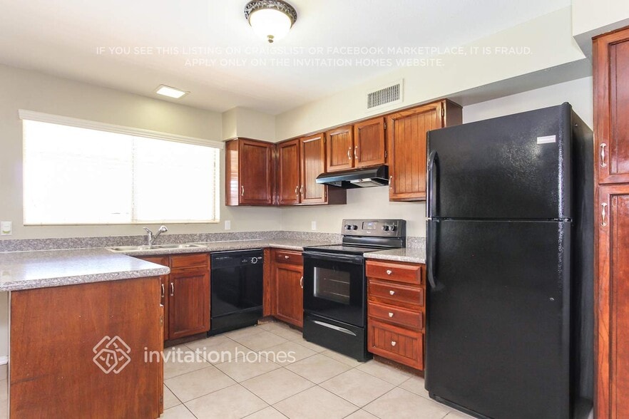 Building Photo - 2837 W Grovers Ave