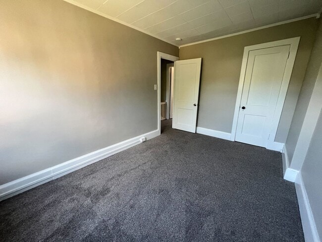 Building Photo - 2 Bedroom 1 bathroom Renovated town home!