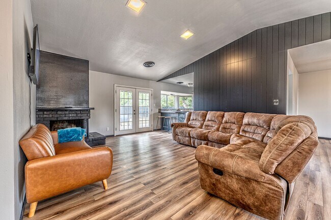 Building Photo - Fully Furnished Rental