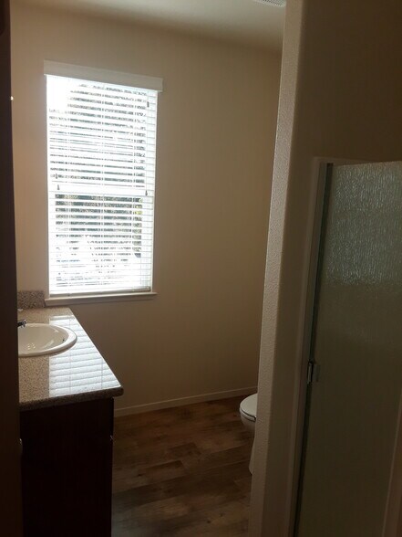 Building Photo - 1005 W 6th St