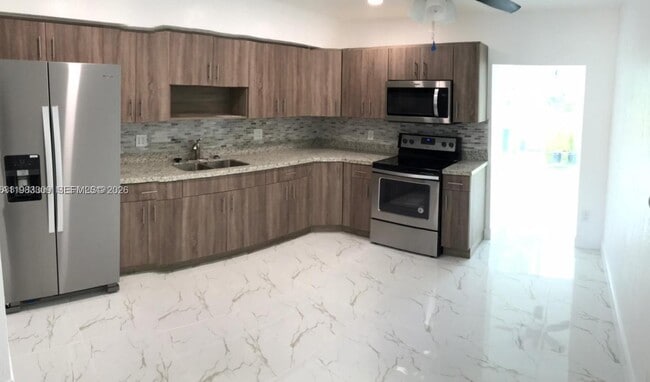 Building Photo - 6710 SW 18th Ct