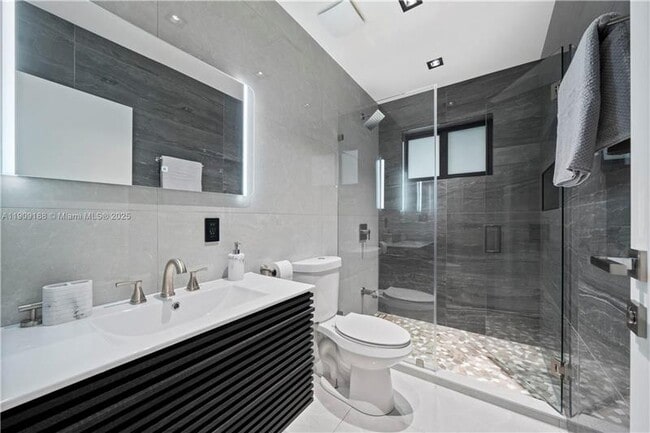 Building Photo - 1101 N 14th Ave