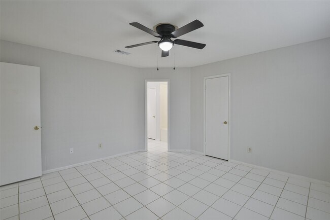 Building Photo - 2311 Old Oak Ln