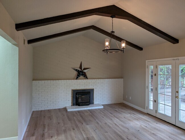 Building Photo - Nice 3 bedroom 2 bathroom Clovis home with...