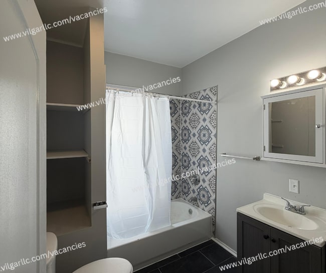 Building Photo - 3 Large Bedrooms • 1 Updated Bathroom house in Hammond, IN