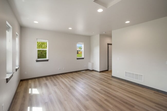Building Photo - Gorgeous 3 Bedroom condos with double stal...