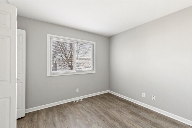 Building Photo - Updated Kenosha 3 Bedroom 2.5 Bath