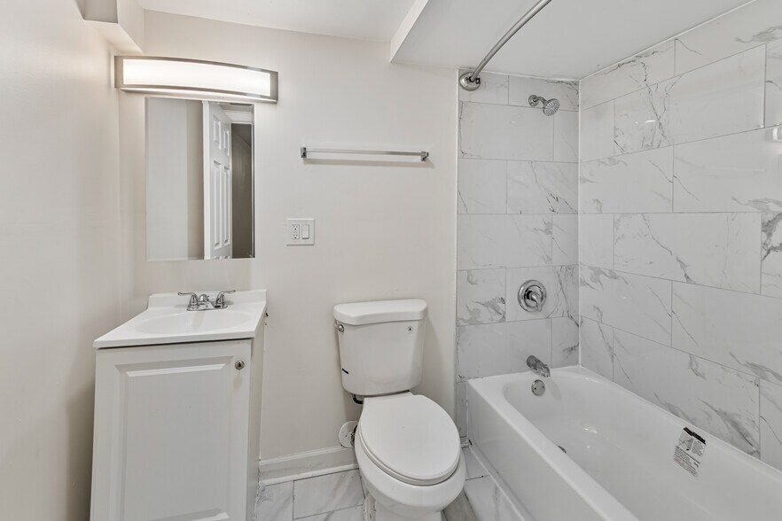 Building Photo - 1346 N Maplewood Ave