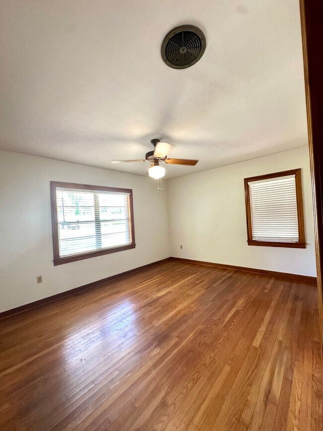 Building Photo - MOVE IN SPECIAL!!!! Charming 3-Bedroom, 2-Bathroom, 2,200 Sq. Ft. Home in Broadmoor Subdivision