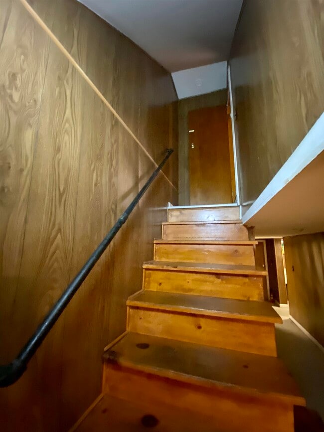 Building Photo - 16 Perrine Ave