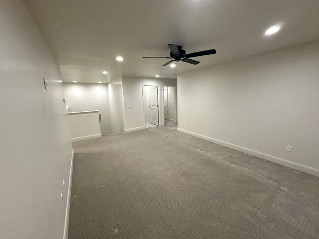 Building Photo - “St. George, Aspen Estates: 5 spacious bed...