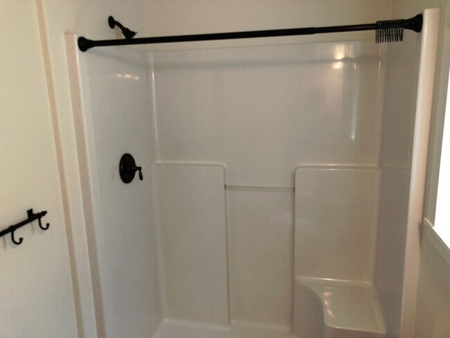 Building Photo - Beautiful Three Bedroom Duplex in South Salem