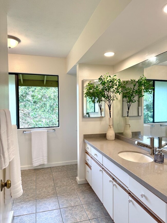 Building Photo - Beautiful 3 Bedroom / 2.5 Bathroom Home in Wailuku Heights!