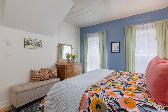 Building Photo - Recently Renovated 1BR Near Maine Med