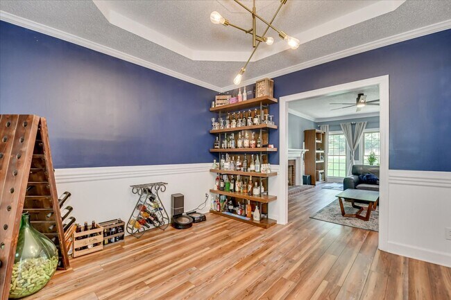 Building Photo - 4 bedroom 3 full bathroom home in heart of...