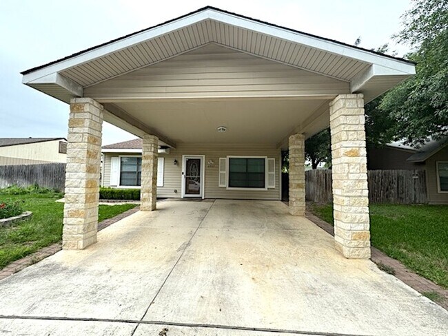 Building Photo - Move In Special! Roomy 2 bedroom 1 bath in...