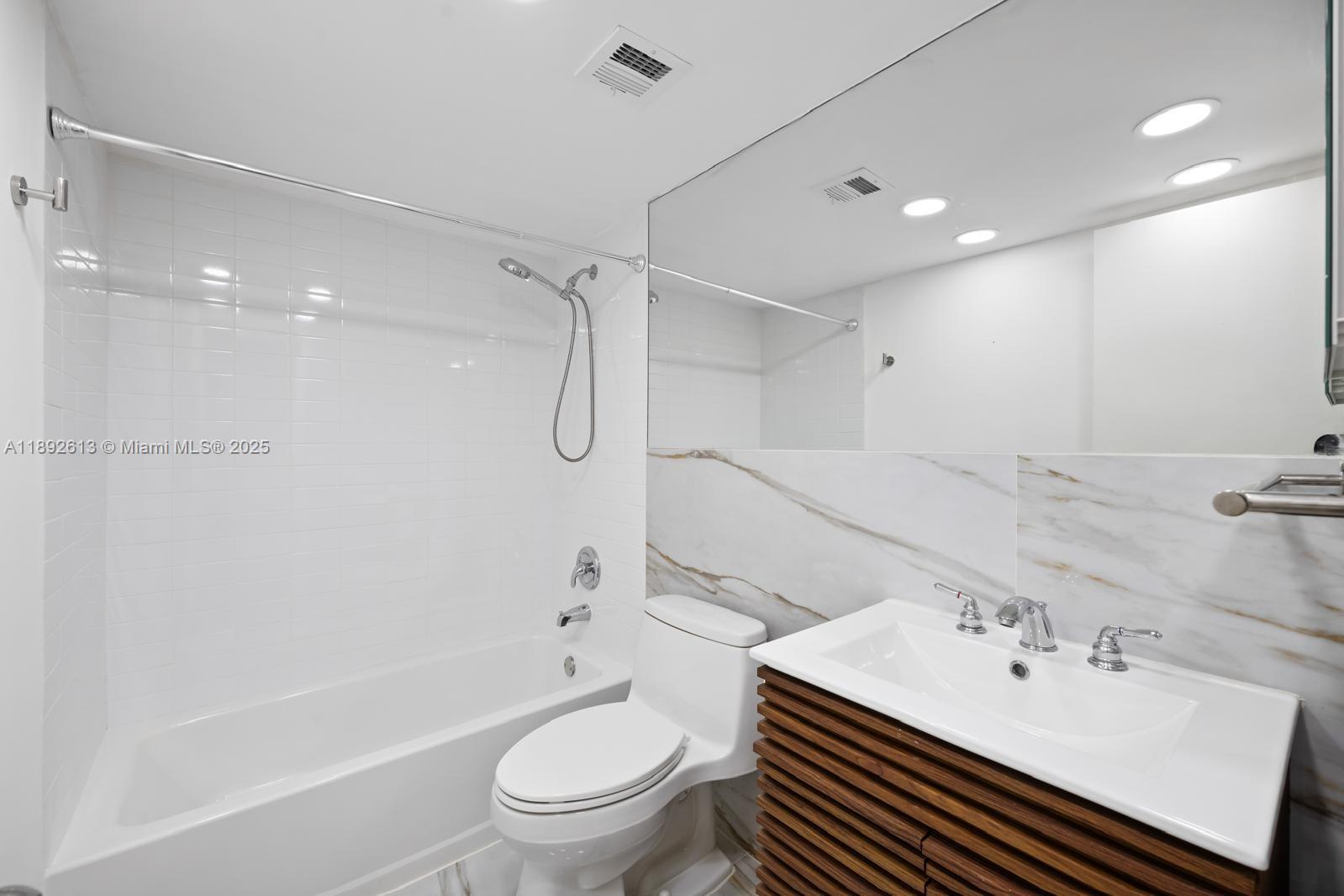 Building Photo - 1440 Brickell Bay Dr