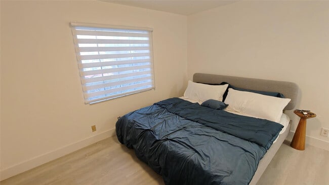 Building Photo - 555 SE 8th St