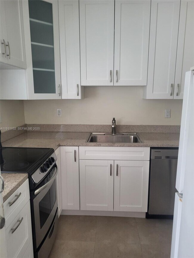 Building Photo - 215 Sidonia Ave