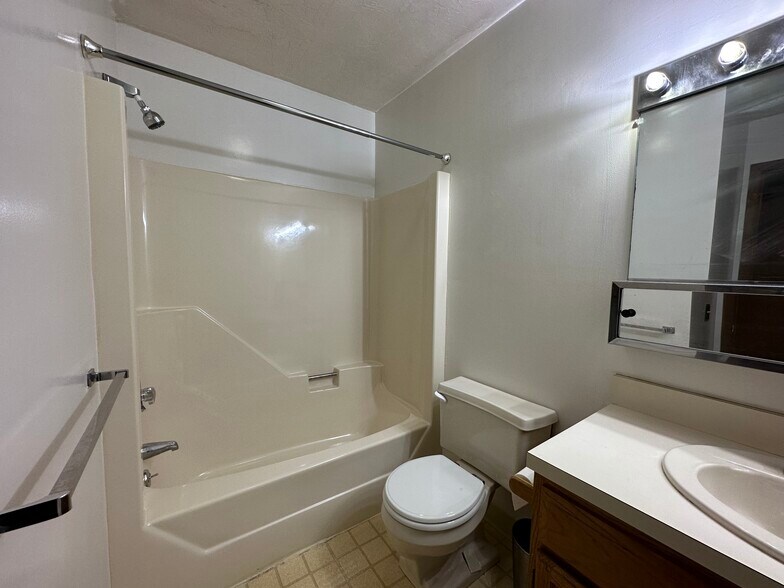 Main Bath - 340 Sunderland Rd