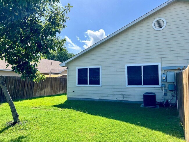 Building Photo - Charming 3 Bedroom 2 Bath Duplex Convenien...