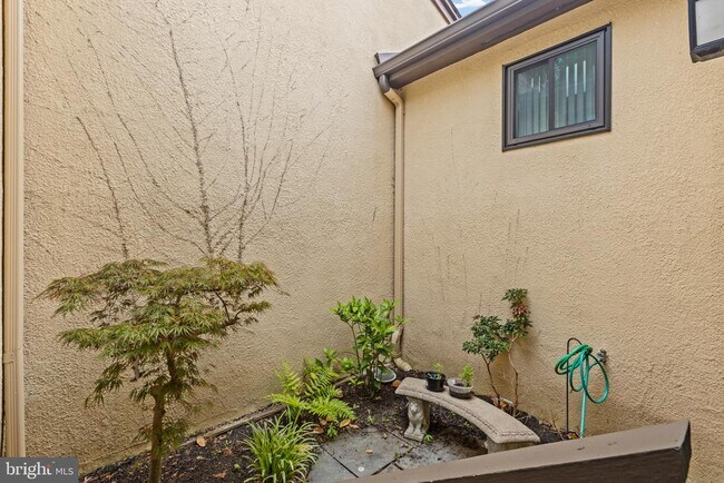 Building Photo - 130 Sayre Dr