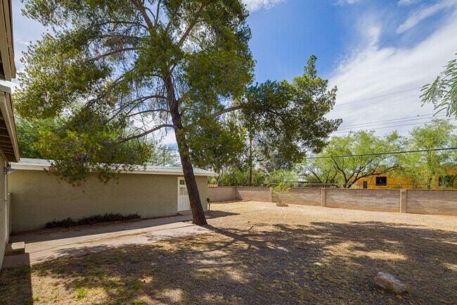 Building Photo - Great Central Location