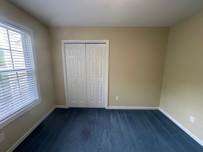 Building Photo - 208 Charles Towne Ct