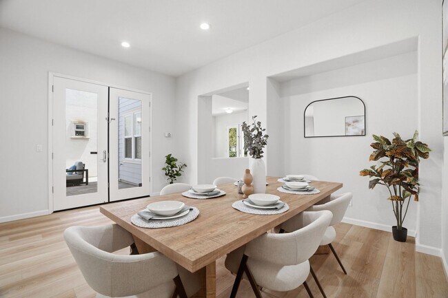 Building Photo - BRIGHT, OPEN RESIDENCE IN RIVERMARK HOME WITH EXCELLENT LAYOUT