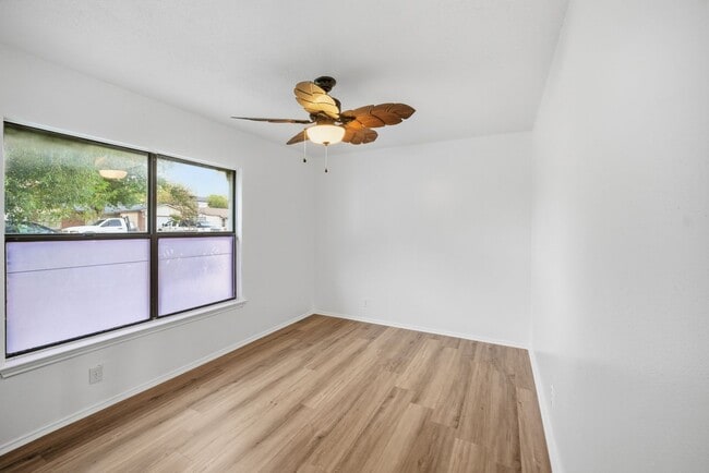 Building Photo - Spacious Updated 4-Bedroom Home in Quiet N...