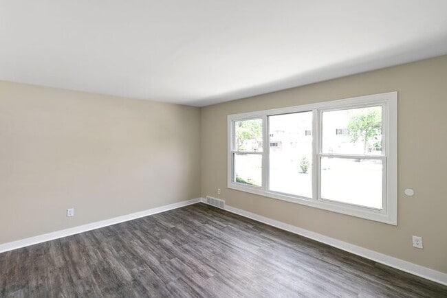 Building Photo - HUGE Updated Apartment with hardwood floors