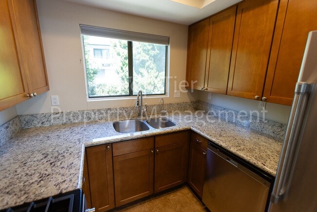Building Photo - Beautiful 2 bed, 2.5 bath, 1373 sqft Townh...
